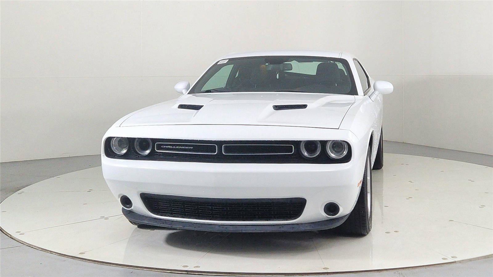 Used 2023 Dodge Challenger SXT image 2