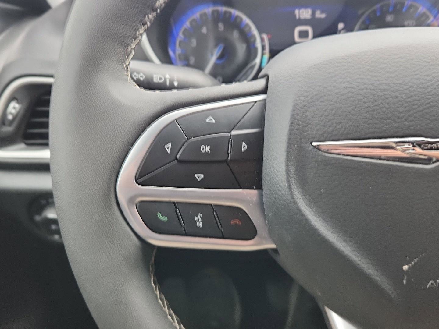 Used 2025 Chrysler Pacifica Select FWD image 13