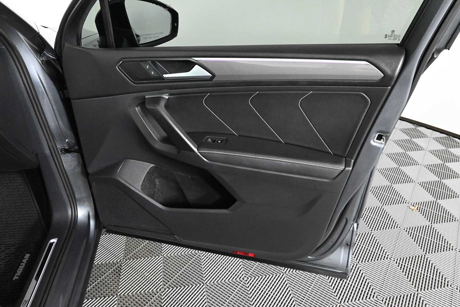 Certified 2023 Volkswagen Tiguan SE R-Line FWD image 8