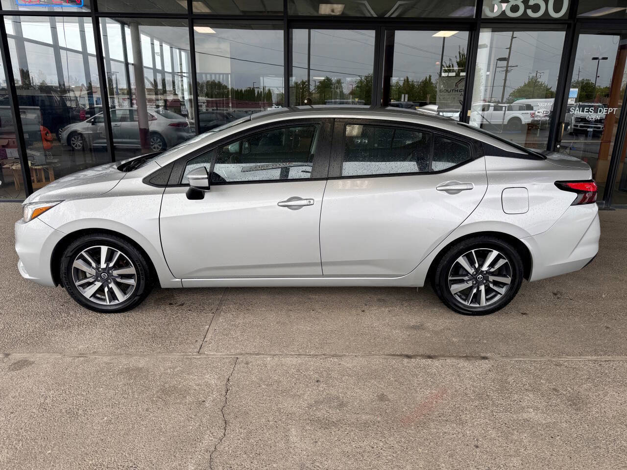 Used 2021 Nissan Versa SV image 2