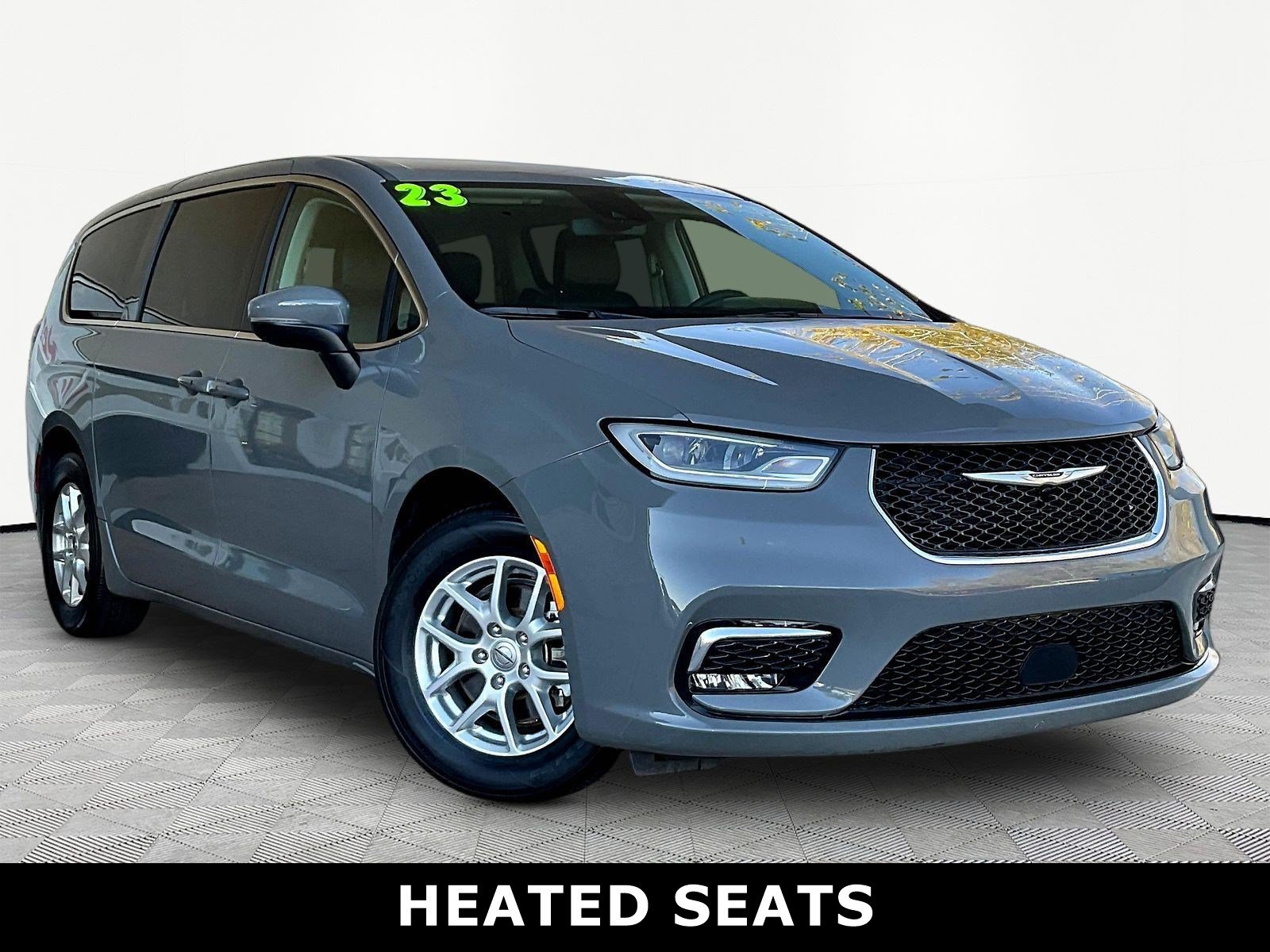 Used 2023 Chrysler Pacifica Touring-L FWD image 3
