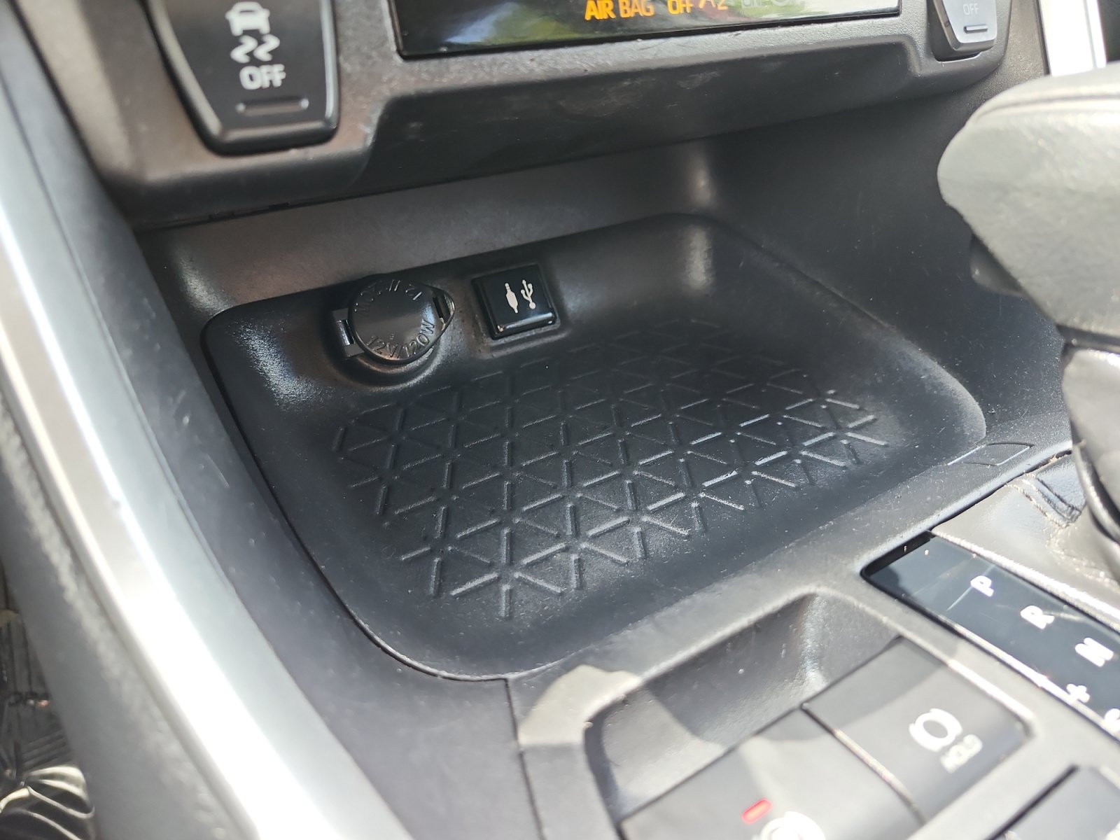 Used 2019 Toyota RAV4 LE AWD/4WD image 18