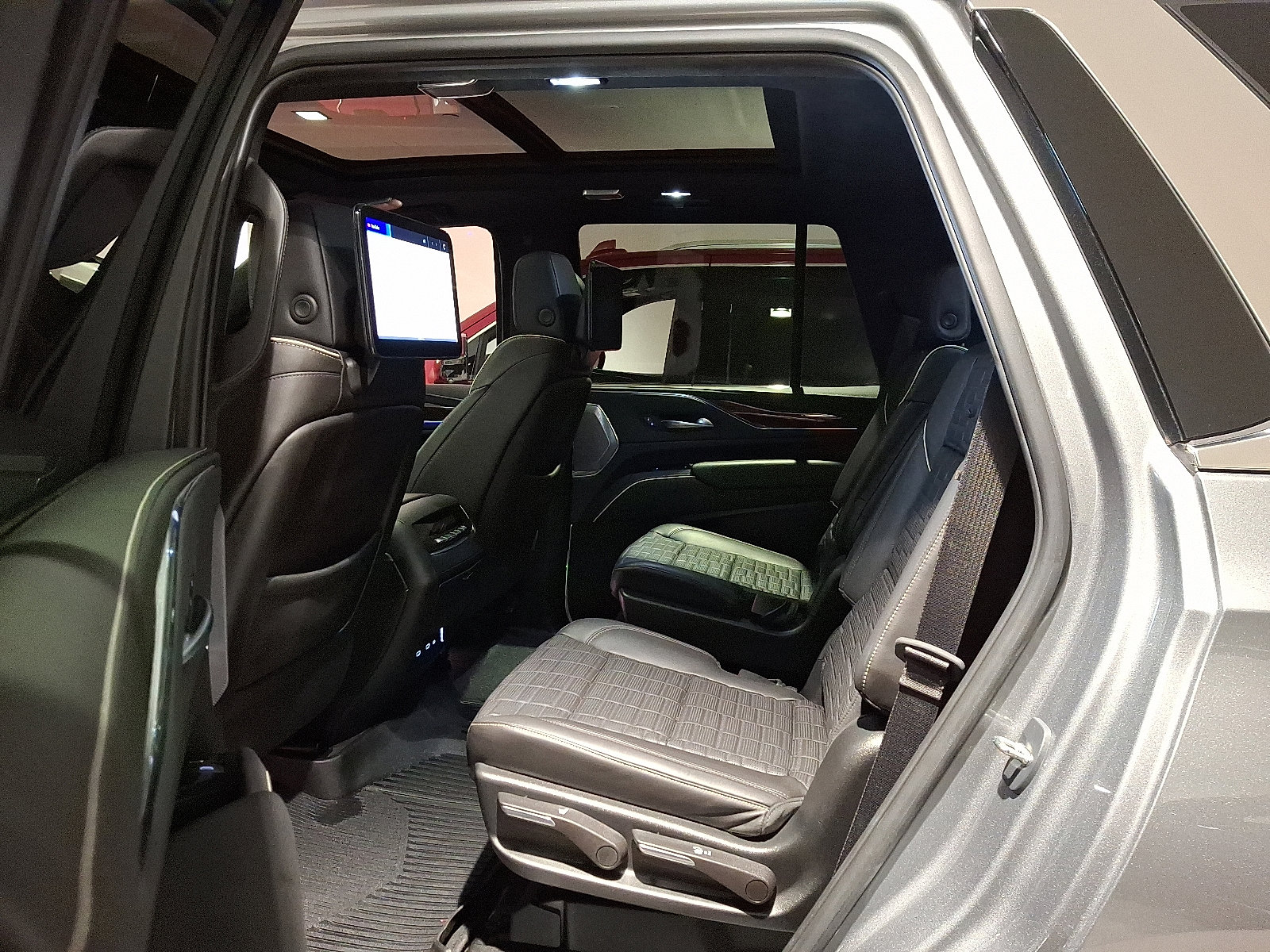 Used 2023 Cadillac Escalade Premium Luxury Platinum image 19