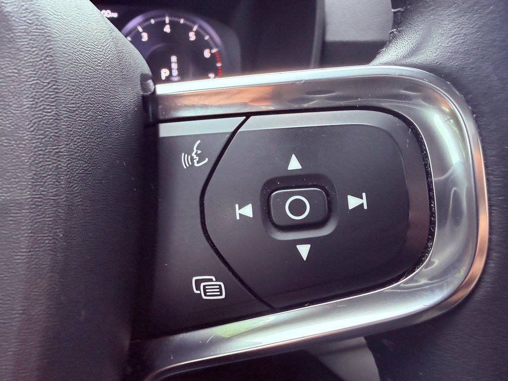 Used 2021 Volvo XC40 T5 Momentum w/ Premium Package AWD/4WD image 23