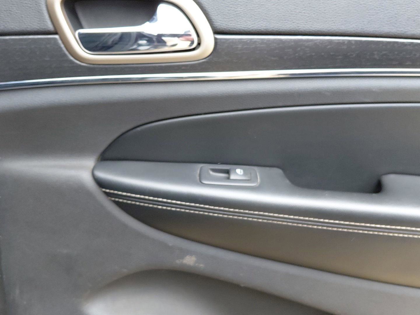 Used 2015 Jeep Grand Cherokee Limited w/ Luxury Group II image 17