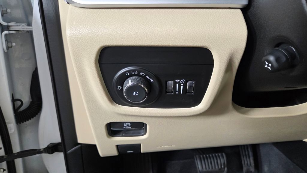 Used 2023 Jeep Grand Cherokee Limited w/ Luxury Tech Group II AWD/4WD image 20
