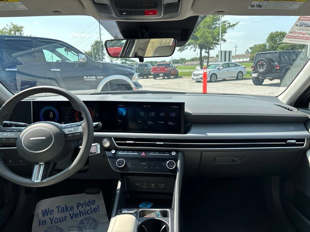 Used 2025 Hyundai Sonata SEL FWD image 2