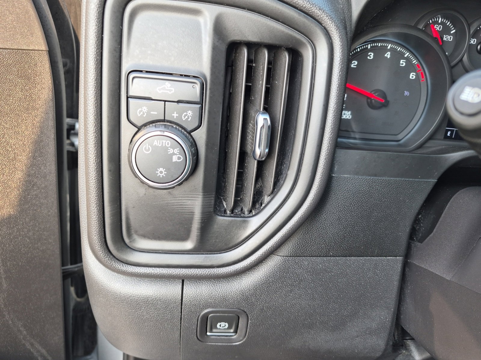 Used 2024 Chevrolet Silverado 1500 Custom image 25