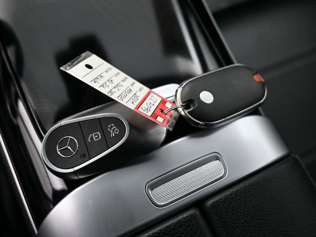 Used 2024 Mercedes-Benz GLC 300 4MATIC image 11
