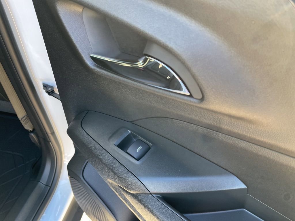 New 2026 Chevrolet Trax RS w/ Sunroof Package image 38