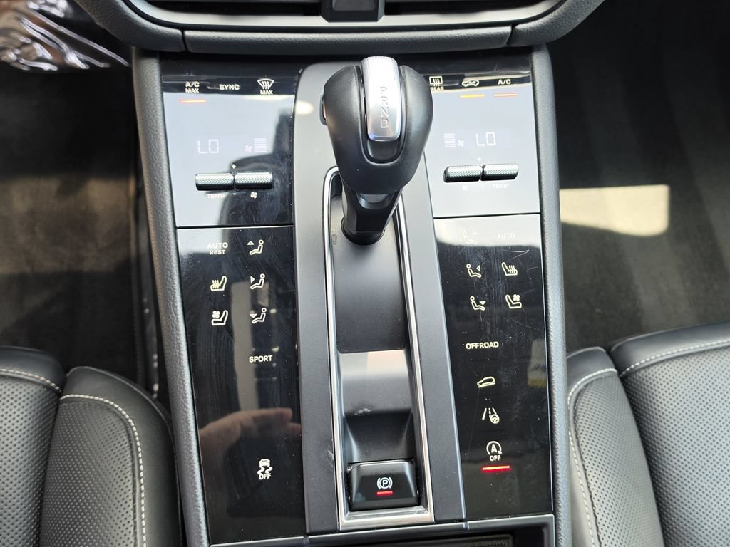 Certified 2023 Porsche Macan AWD/4WD image 26