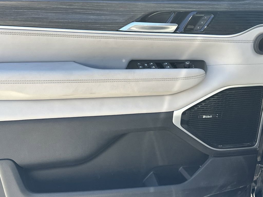 Used 2024 Jeep Wagoneer L Series III w/ Premium Group I image 10