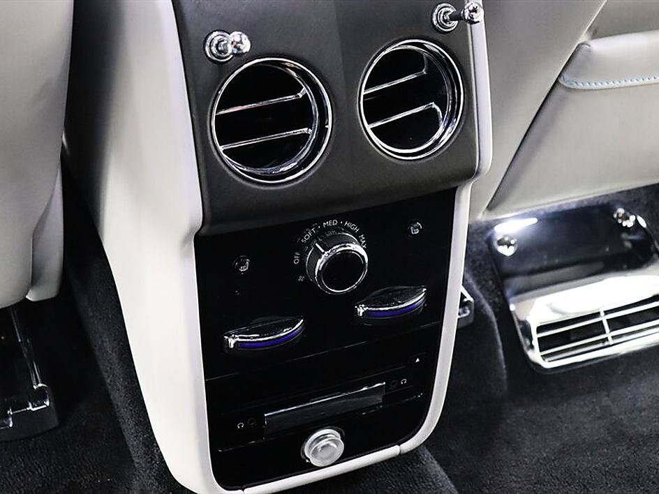 Used 2022 Rolls-Royce Cullinan w/ Cullinan Package AWD/4WD image 39