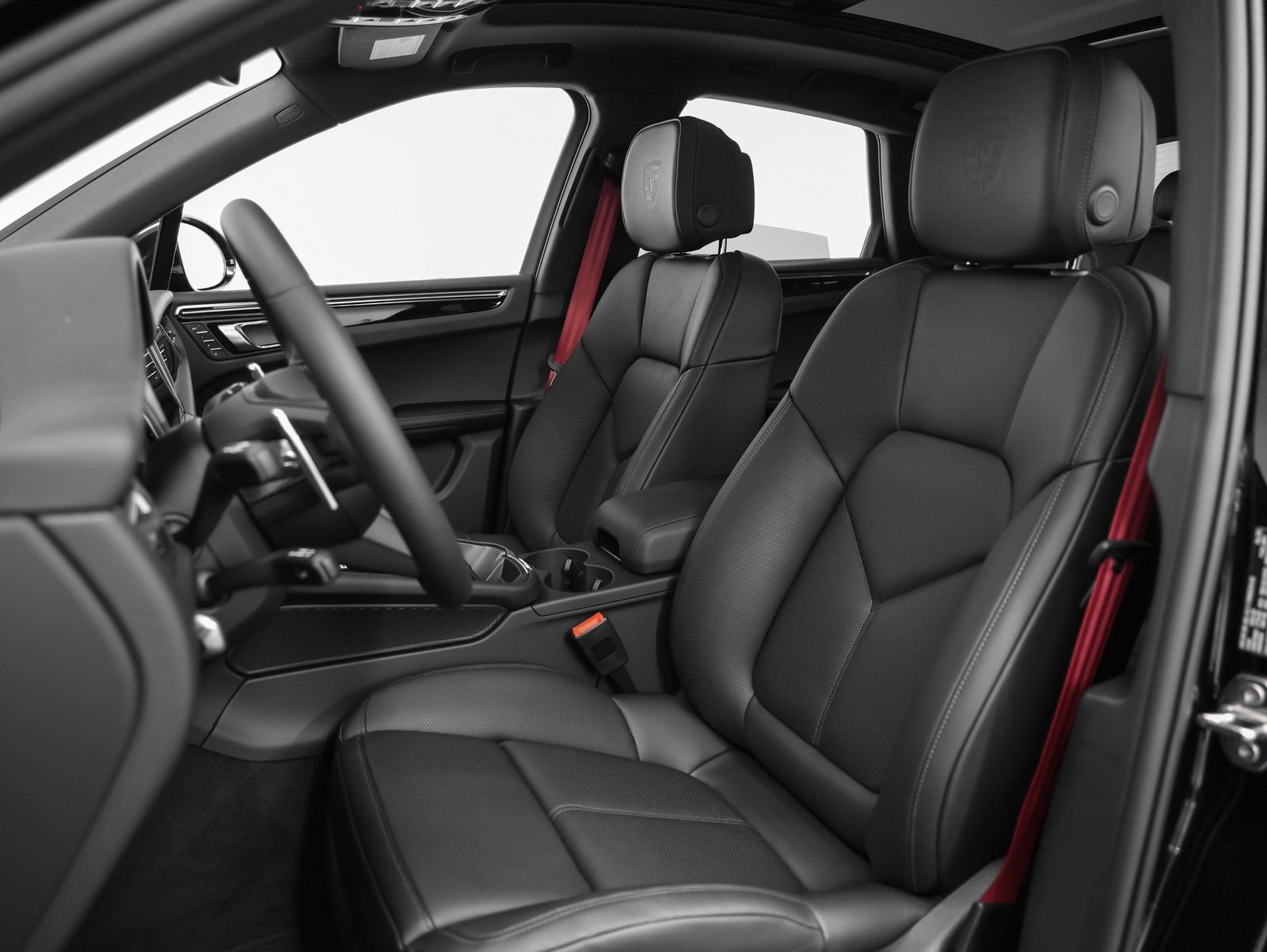 Certified 2025 Porsche Macan image 5