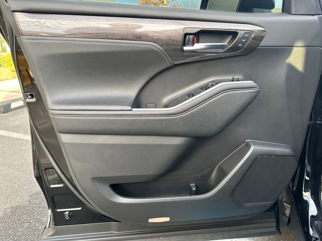 Used 2023 Toyota Highlander Limited image 11