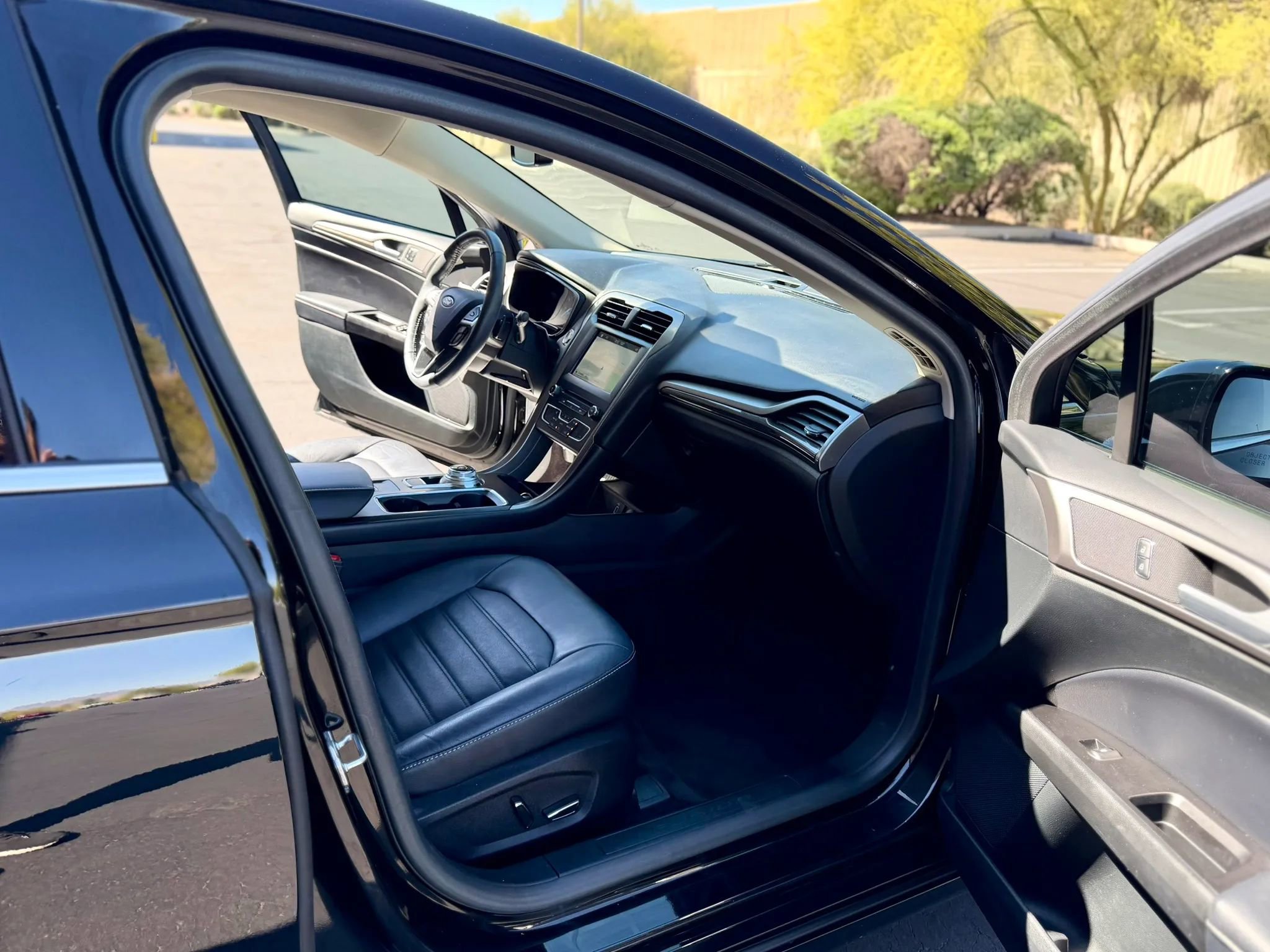 Used 2017 Ford Fusion SE w/ Fusion SE Technology Package image 9