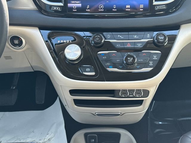 Used 2024 Chrysler Pacifica Touring-L FWD image 23