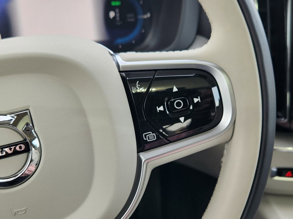 Used 2025 Volvo XC60 T8 Plus w/ Protection Package Premier image 17