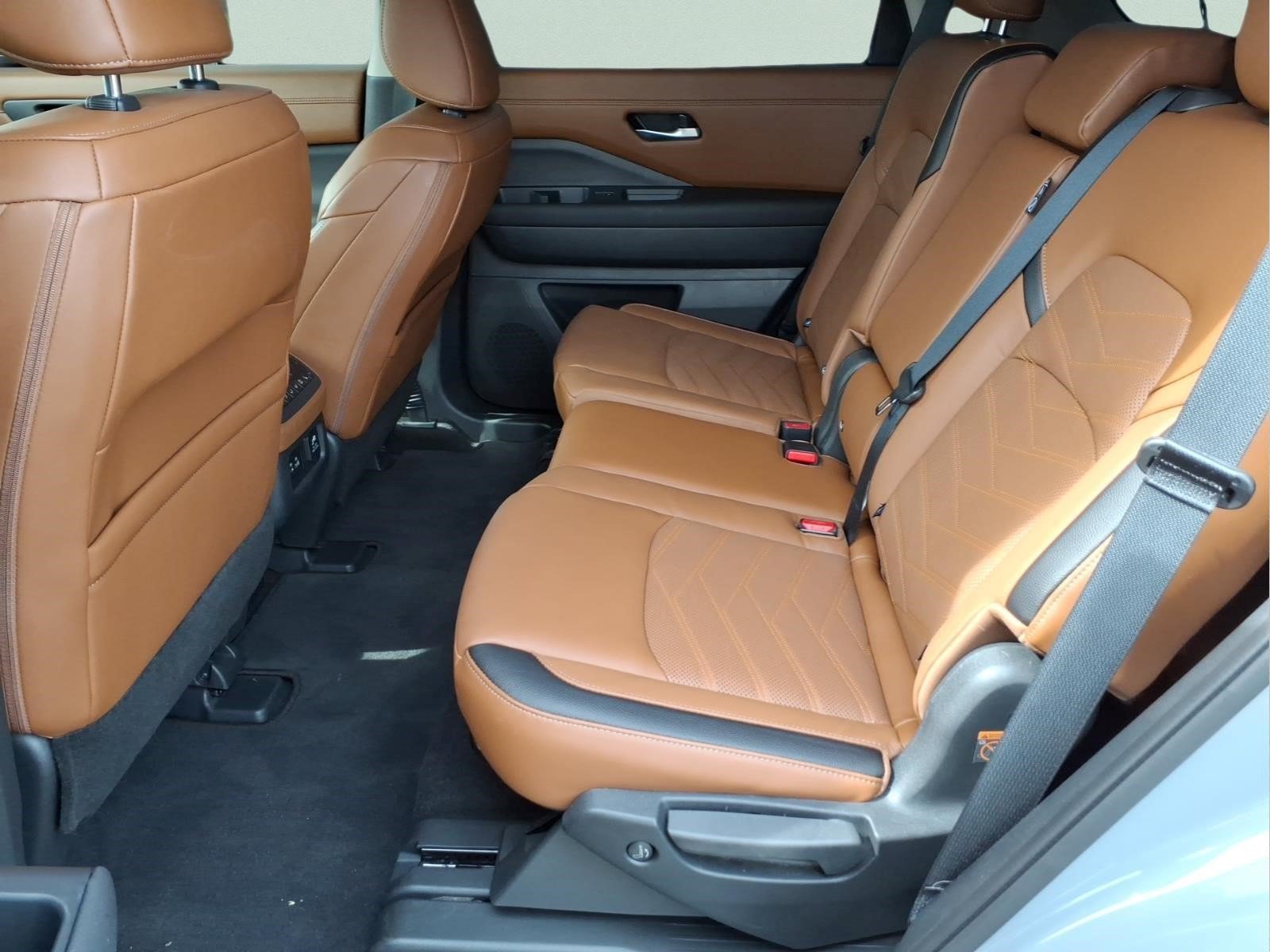 Certified 2025 Nissan Pathfinder Platinum w/ Black Appearance Package AWD/4WD image 26
