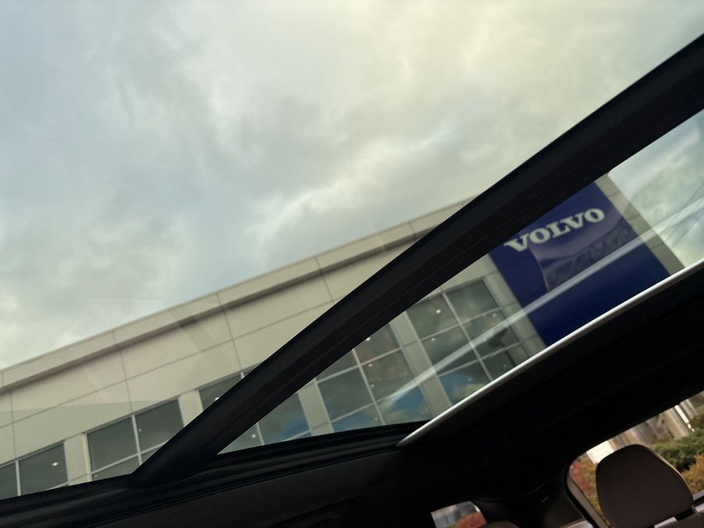 Certified 2025 Volvo XC90 B6 Plus image 32