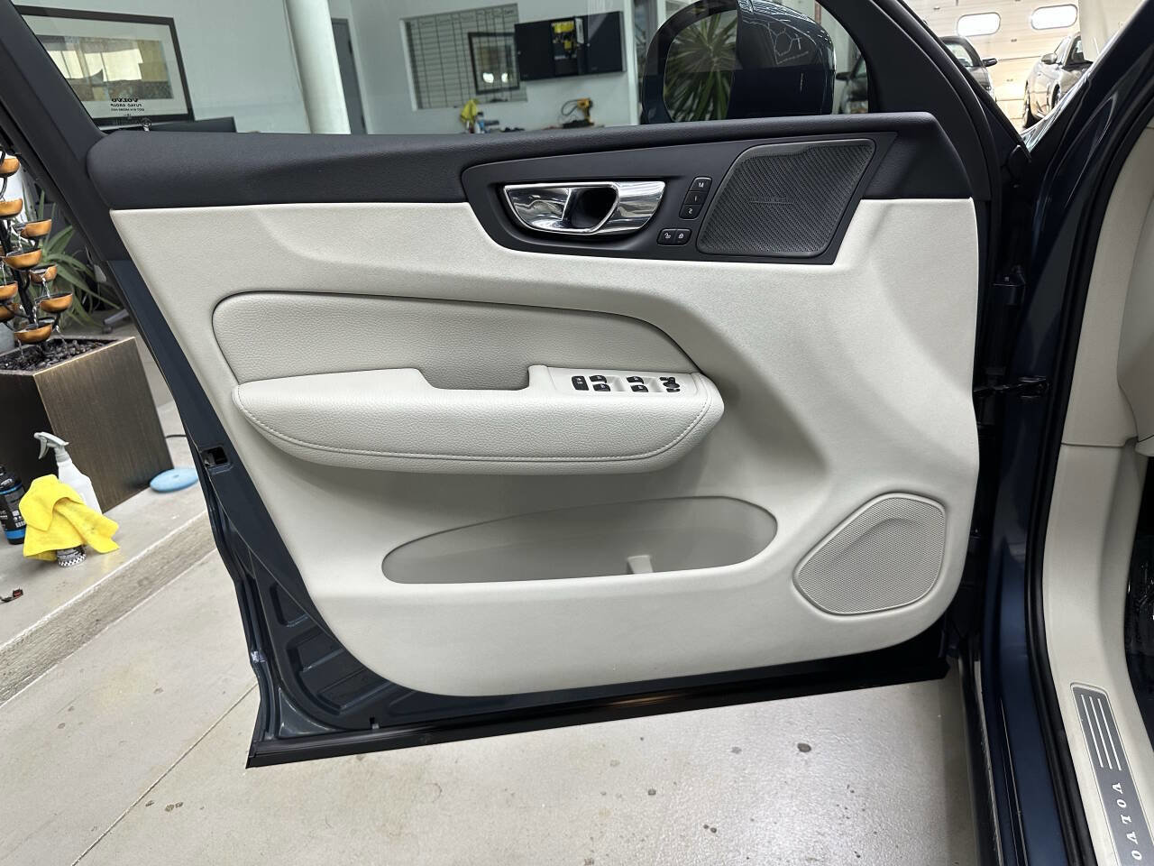 Used 2019 Volvo XC60 T5 Inscription w/ Protection Package Premier image 10