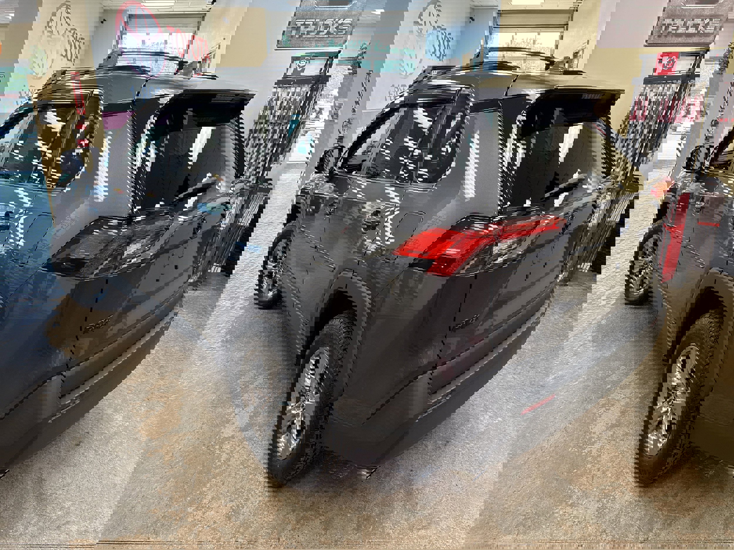 Used 2022 Toyota RAV4 XLE w/ XLE Grade Weather Package image 8