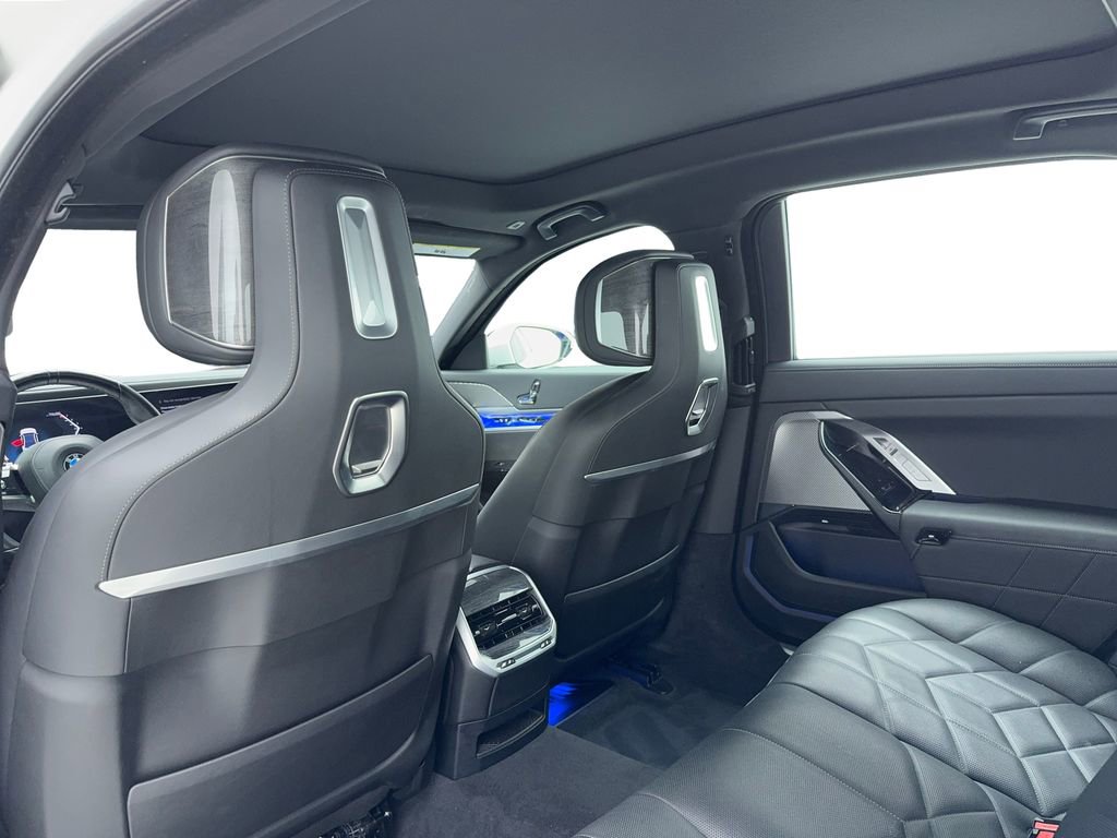 Used 2025 BMW 740i w/ Premium Package image 40