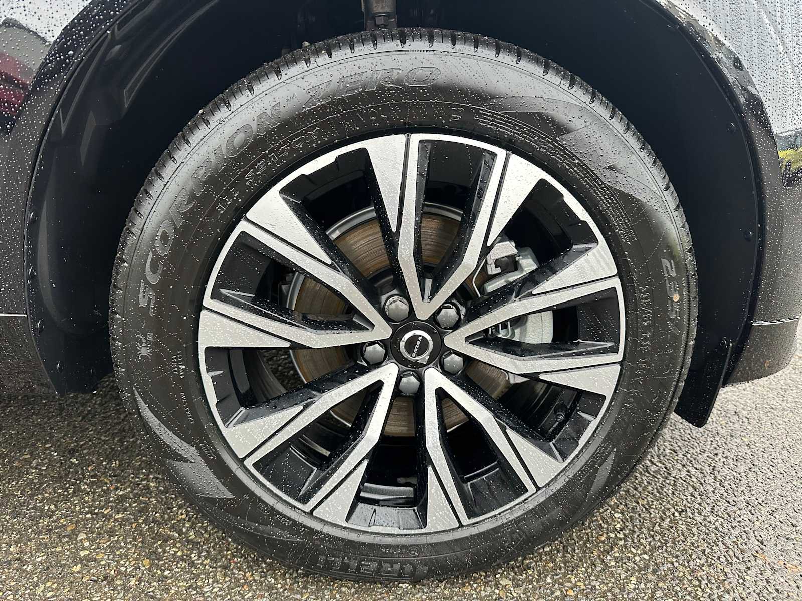 Used 2025 Volvo XC60 B5 Core w/ Protection Package Premier image 9