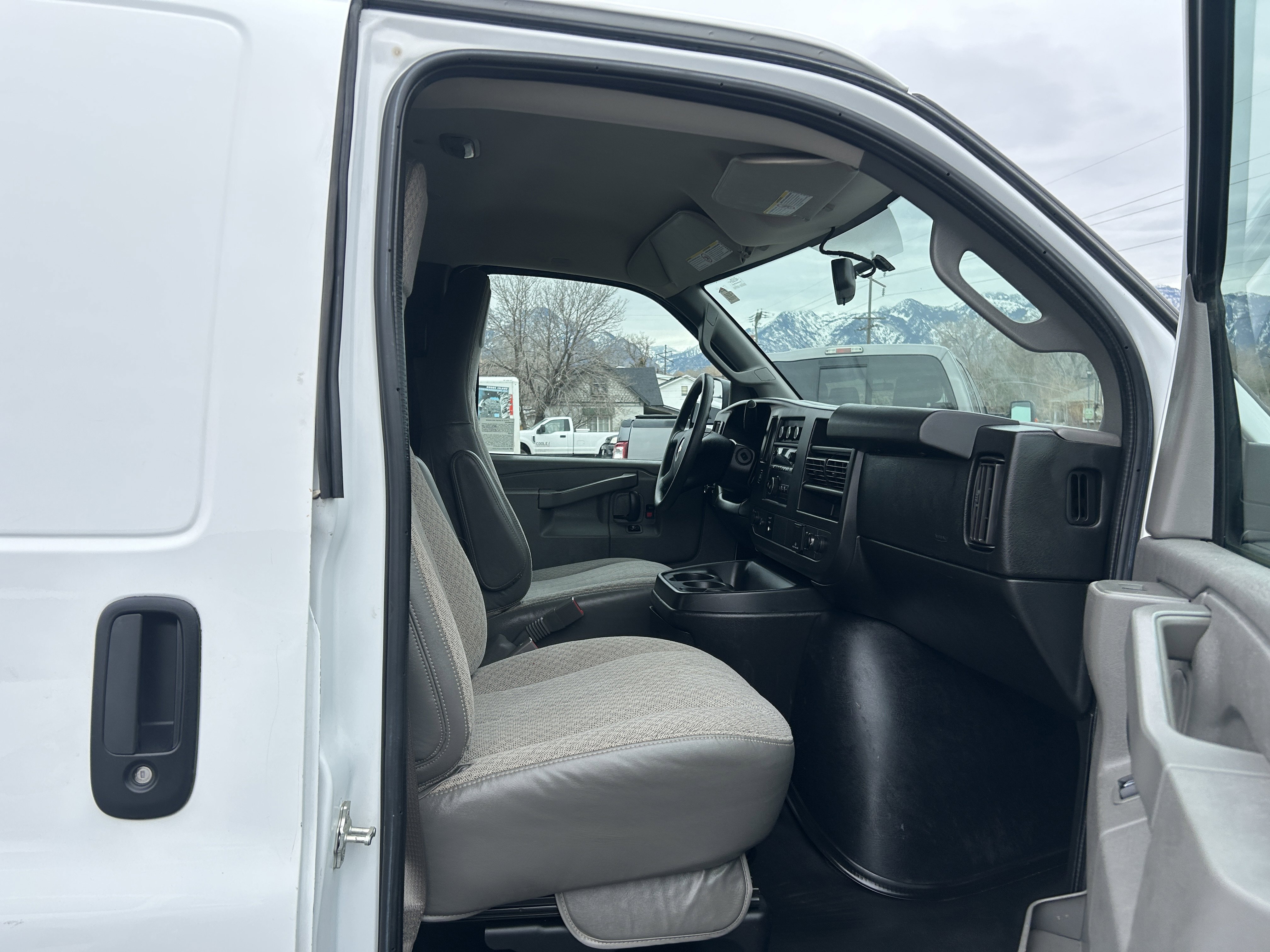Used 2017 Chevrolet Express 3500 Extended image 10