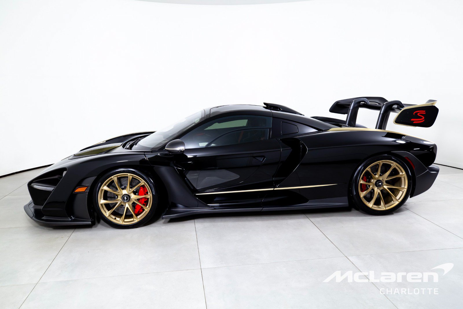 Used 2019 McLaren Senna RWD image 6