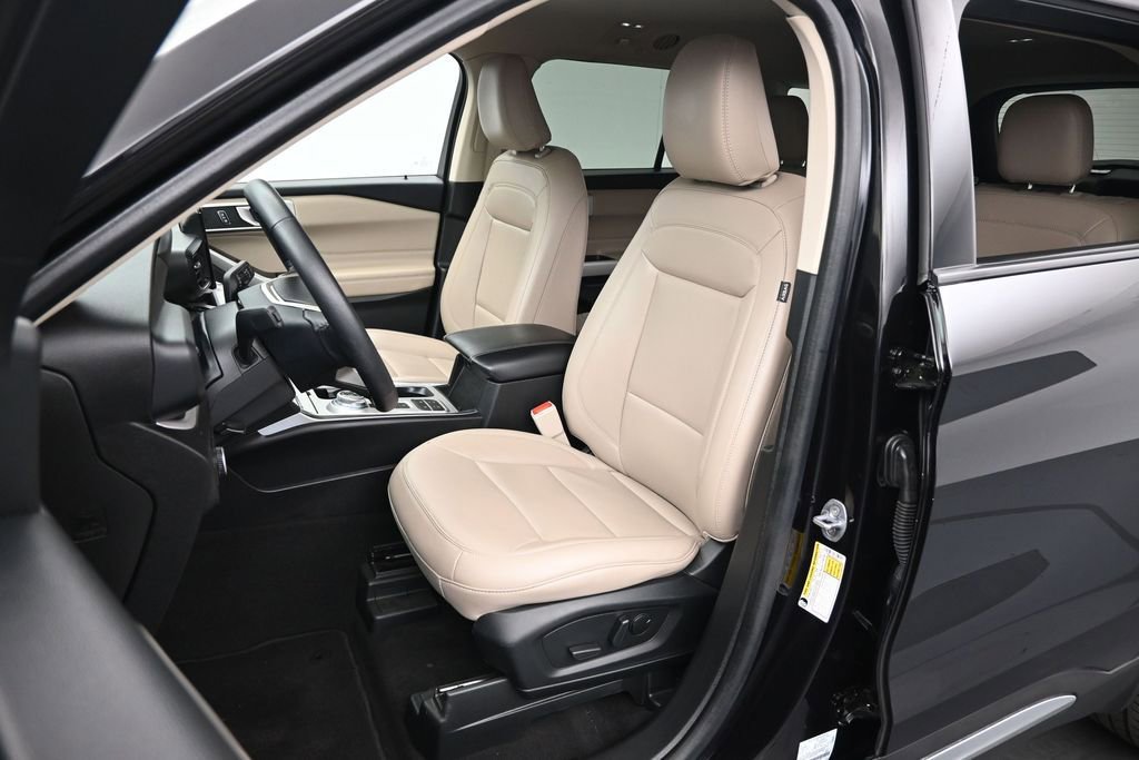 Used 2024 Ford Explorer XLT w/ Equipment Group 202A RWD image 18