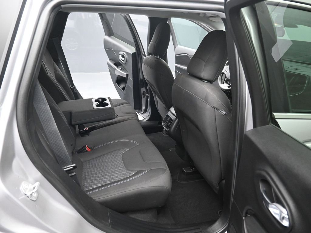 Used 2019 Jeep Cherokee Latitude w/ Popular Appearance Group AWD/4WD image 29