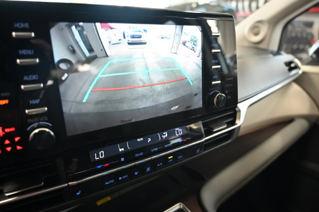 Used 2021 Toyota Sienna XLE w/ XLE Plus Package FWD image 16