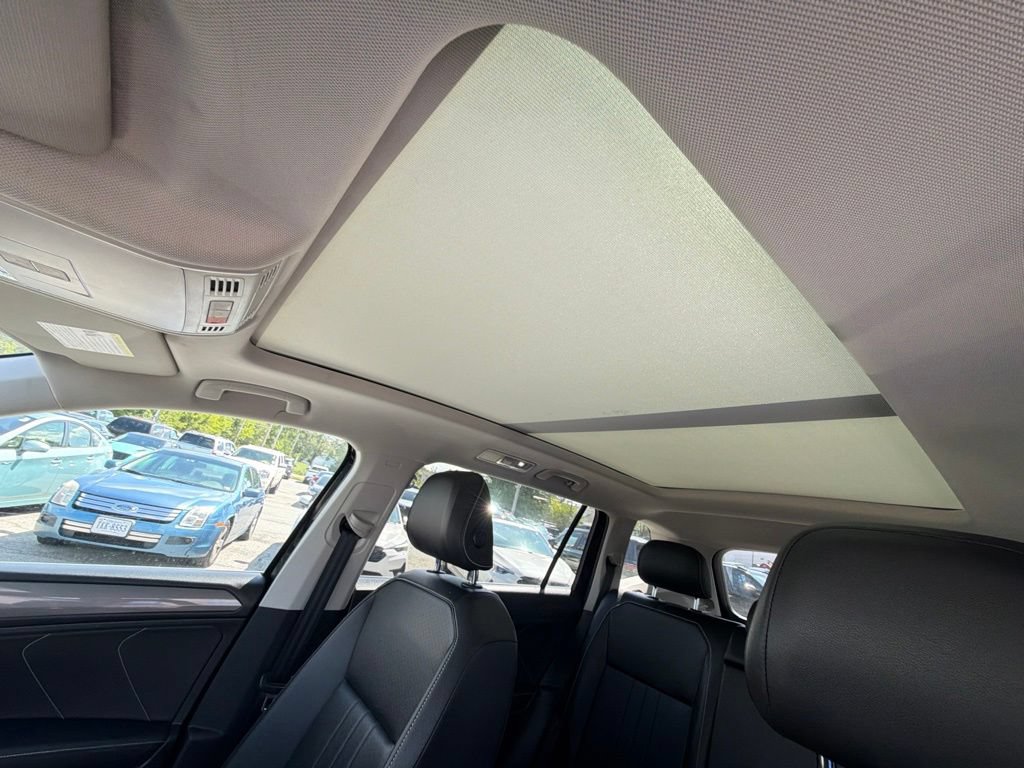 Used 2022 Volkswagen Tiguan SE AWD/4WD image 16