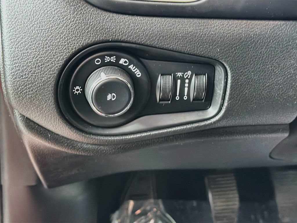 Used 2015 Jeep Renegade Latitude w/ Cold Weather Group II FWD image 10