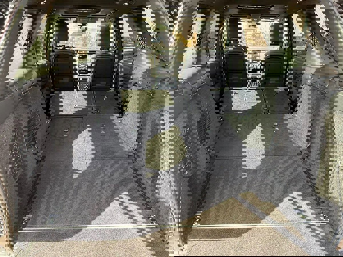 Used 2019 Land Rover Discovery HSE image 14