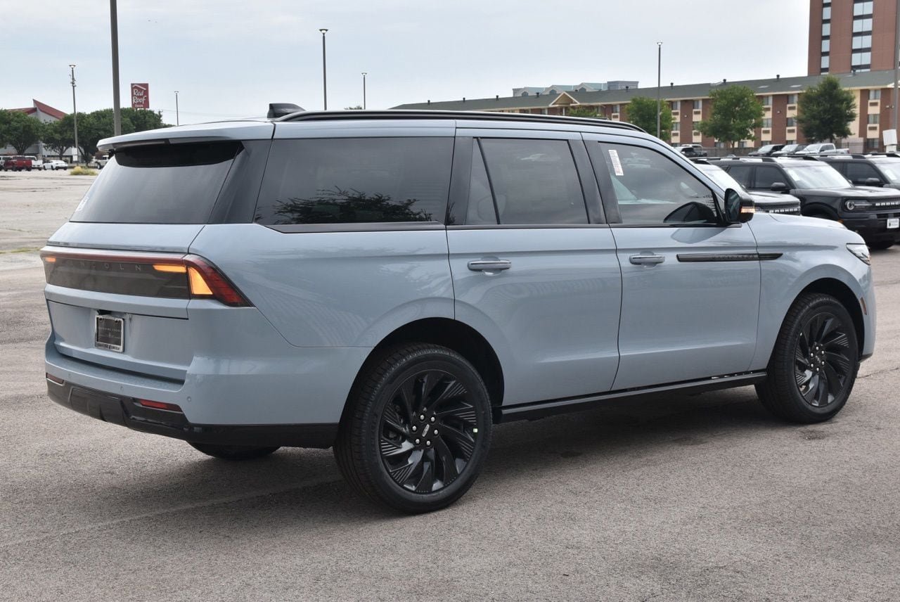 New 2026 Lincoln Navigator Reserve w/ Jet Appearance Package AWD/4WD image 6