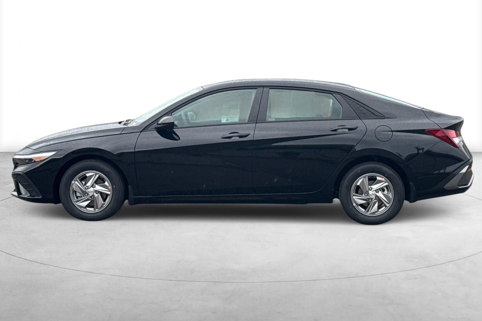 Used 2025 Hyundai Elantra SE image 3