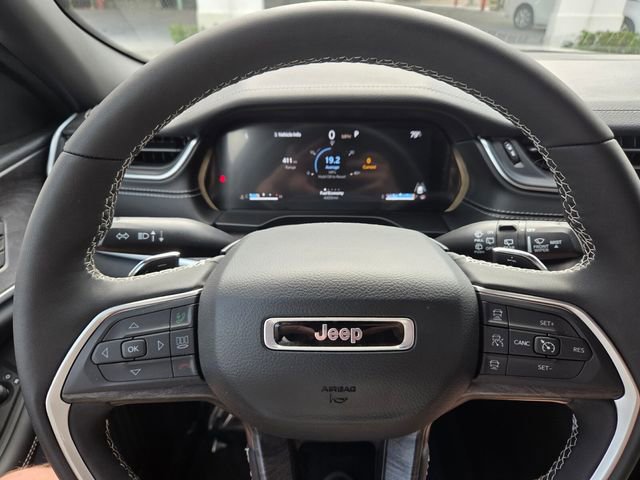 Certified 2025 Jeep Grand Cherokee Limited w/ Black Appearance Package image 29