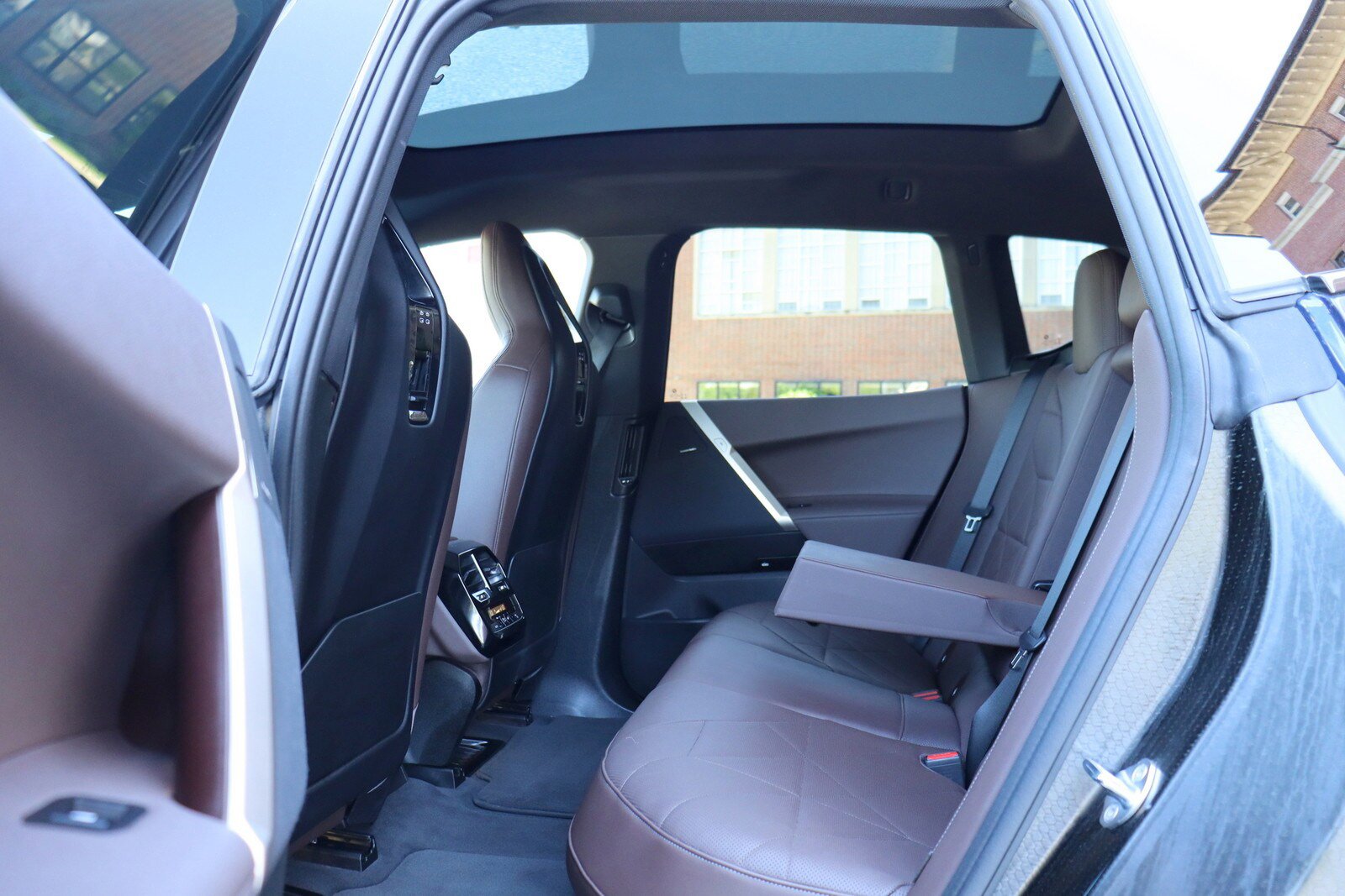Used 2022 BMW iX xDrive50 w/ Convenience Package AWD/4WD image 14