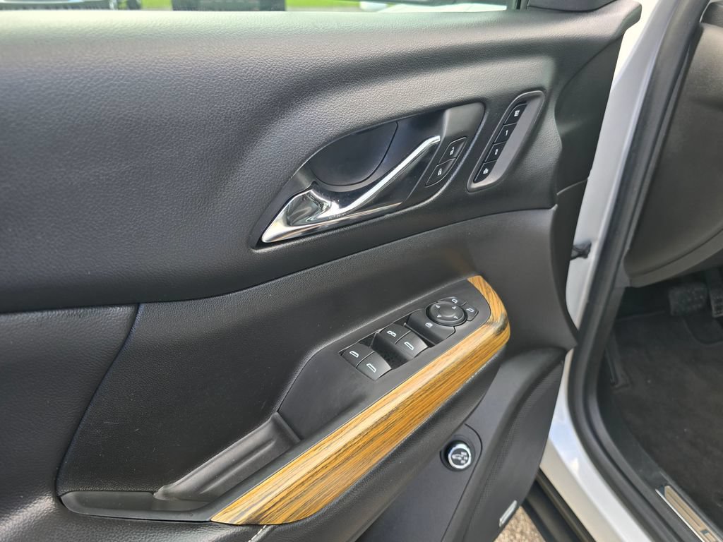 Used 2017 GMC Acadia Denali w/ Technology Package FWD image 11