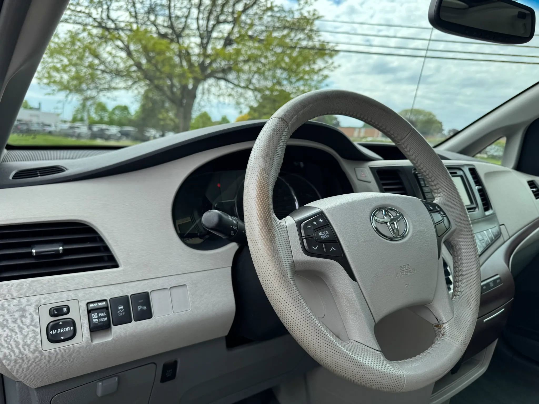 Used 2013 Toyota Sienna XLE FWD image 22