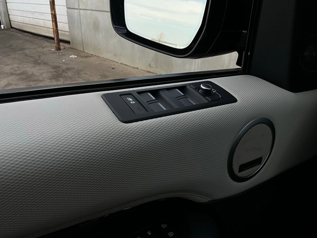 Used 2022 Land Rover Discovery S R-Dynamic image 23