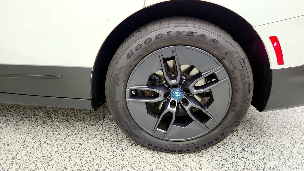 Used 2025 BMW iX xDrive50 AWD/4WD image 9