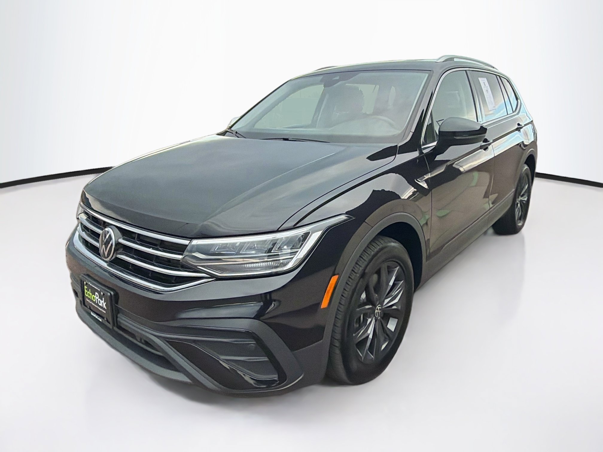 Used 2024 Volkswagen Tiguan SE AWD/4WD image 3
