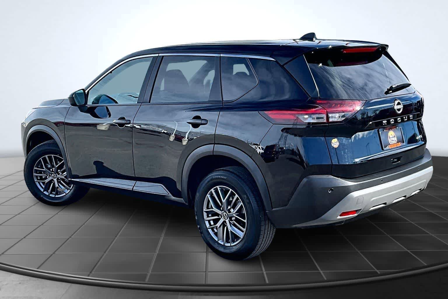 Used 2023 Nissan Rogue S image 4