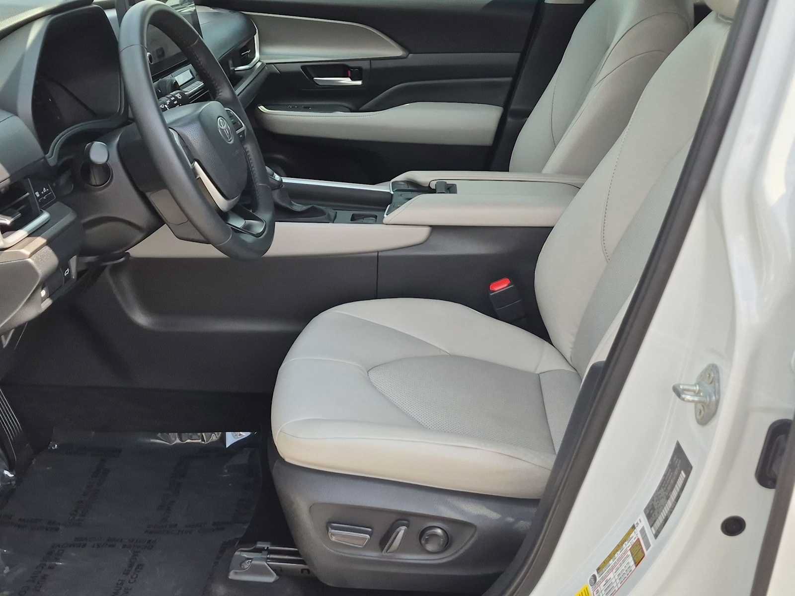 Used 2025 Toyota Grand Highlander AWD image 17