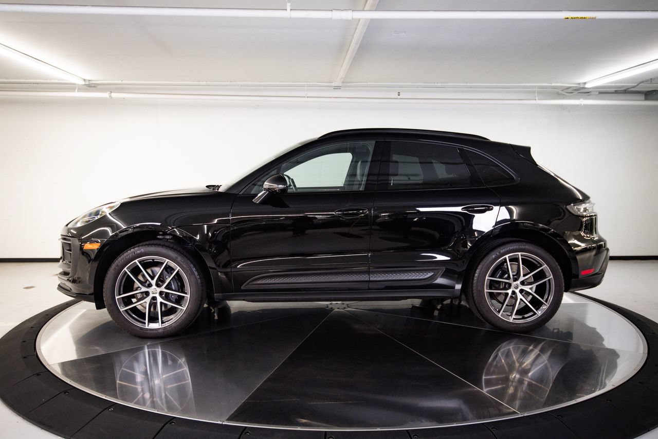 Certified 2024 Porsche Macan AWD/4WD image 2