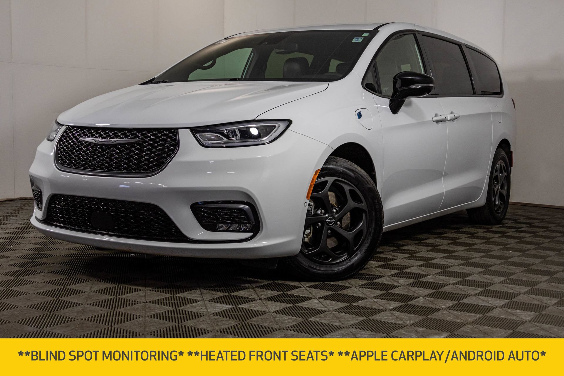 Used 2024 Chrysler Pacifica Limited FWD image 2