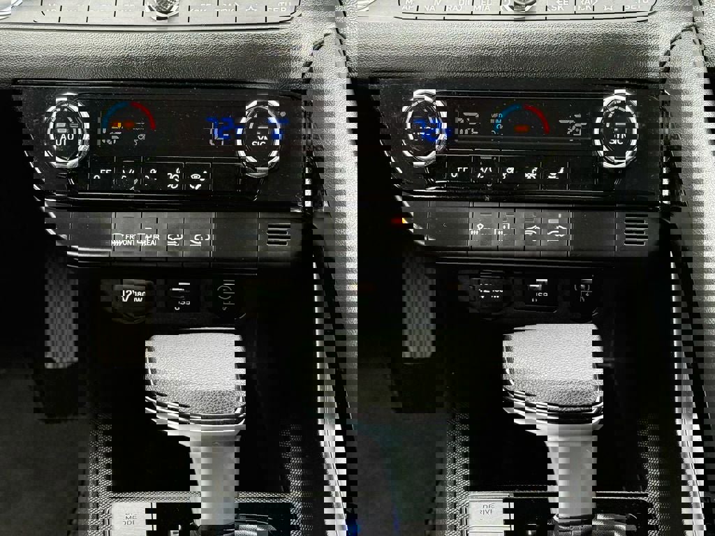 Used 2024 Hyundai Elantra Blue image 26